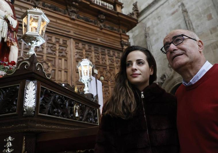 Relevo de hija a padre al frente del Vía Crucis